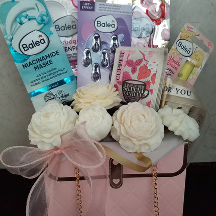 Beauty Handtasche, Geschenkbox, Handtasche, Wellnessbox für die Frau in Folie verpackt