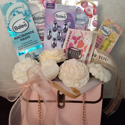 Beauty Handtasche, Geschenkbox, Handtasche, Wellnessbox für die Frau in Folie verpackt