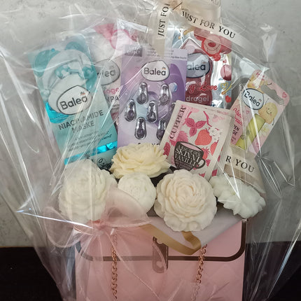Beauty Handtasche, Geschenkbox, Handtasche, Wellnessbox für die Frau in Folie verpackt