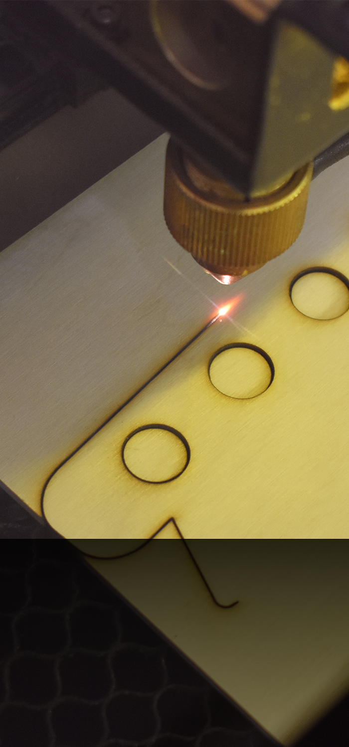 <p><strong>Je nach Produkt beginnt die Herstellung mit dem Rohmaterial. Holz und Schiefer werden mit dem Laser präzise geschnitten oder graviert. Anschließend beginnt die Handarbeit.</strong></p>