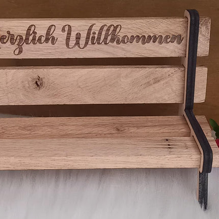 Herzlichen Willkommen, Bank aus Klötzchen mit gelaserten Seitenteilen