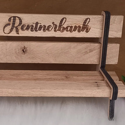 Rentnerbank, Bank aus Klötzchen mit gelaserten Seitenteilen