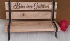 Bin im Garten, Bank aus Klötzchen mit gelaserten Seitenteilen