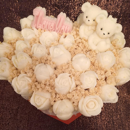 Valentinsstrauß mit Tulpen und Teddybären in einer Herzschachtel, Blumen, Wachsblumen aus 100 % Rapswachs, Blumenbouquet