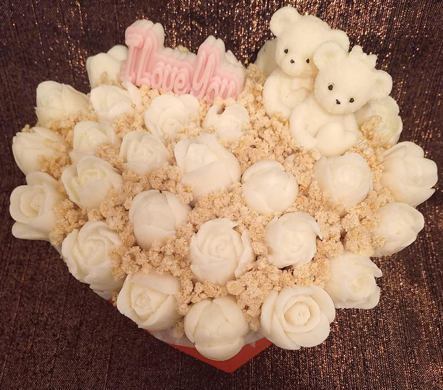 Valentinsstrauß mit Tulpen und Teddybären in einer Herzschachtel, Blumen, Wachsblumen aus 100 % Rapswachs, Blumenbouquet