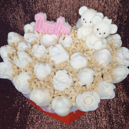 Valentinsstrauß mit Tulpen und Teddybären in einer Herzschachtel, Blumen, Wachsblumen aus 100 % Rapswachs, Blumenbouquet