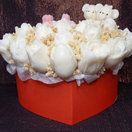 Valentinsstrauß mit Tulpen und Teddybären in einer Herzschachtel, Blumen, Wachsblumen aus 100 % Rapswachs, Blumenbouquet