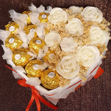 Herzschachtel mit Rocher, und Blumen aus Wachs, Wachsblumen aus 100 % Rapswachs, Blumenbouquet
