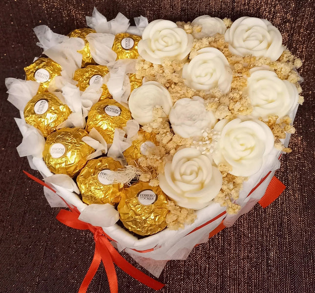Herzschachtel mit Rocher, und Blumen aus Wachs, Wachsblumen aus 100 % Rapswachs, Blumenbouquet
