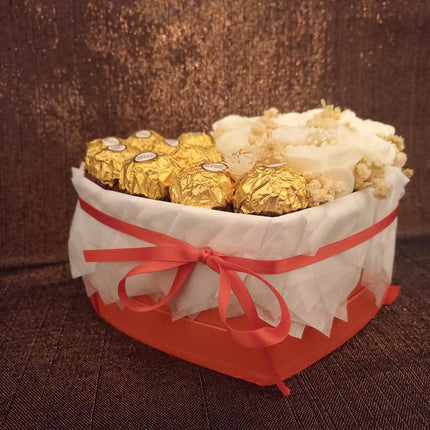 Herzschachtel mit Rocher, und Blumen aus Wachs, Wachsblumen aus 100 % Rapswachs, Blumenbouquet