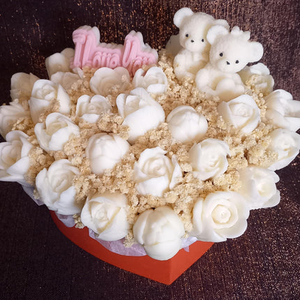 Valentinsstrauß mit Tulpen und Teddybären in einer Herzschachtel, Blumen, Wachsblumen aus 100 % Rapswachs, Blumenbouquet