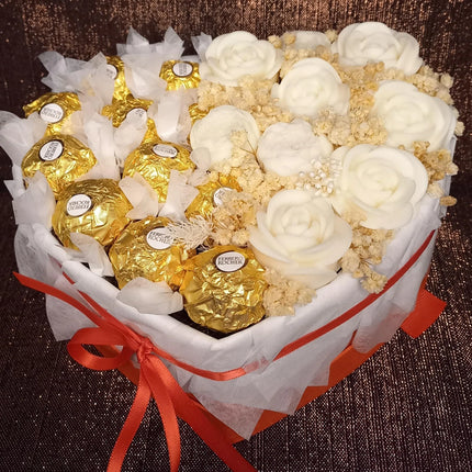 Herzschachtel mit Rocher, und Blumen aus Wachs, Wachsblumen aus 100 % Rapswachs, Blumenbouquet