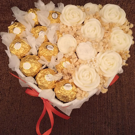 Herzschachtel mit Rocher, und Blumen aus Wachs, Wachsblumen aus 100 % Rapswachs, Blumenbouquet
