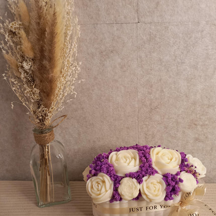 Blumenbouquet ovale Form, Blumen in Naturfarbe aus Wachs mit Lila Schleierkraut, Wachsblumen aus 100 % Rapswachs, Blumenbouquet
