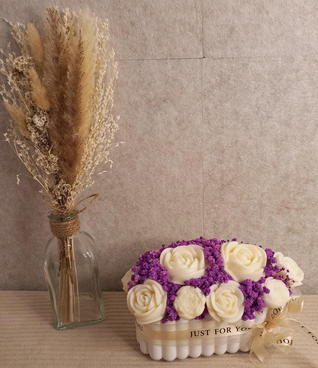 Blumenbouquet ovale Form, Blumen in Naturfarbe aus Wachs mit Lila Schleierkraut, Wachsblumen aus 100 % Rapswachs, Blumenbouquet